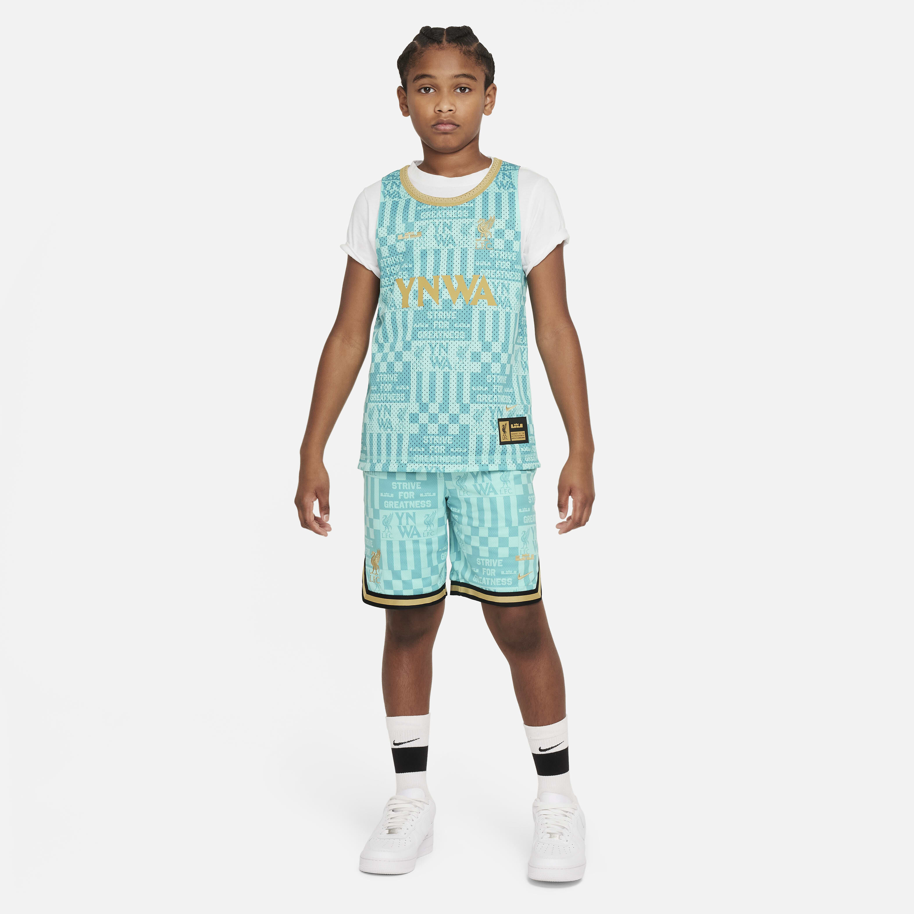 ليبرون x ليفربول F.C. كلتشر اوف باسكتبول image number 5