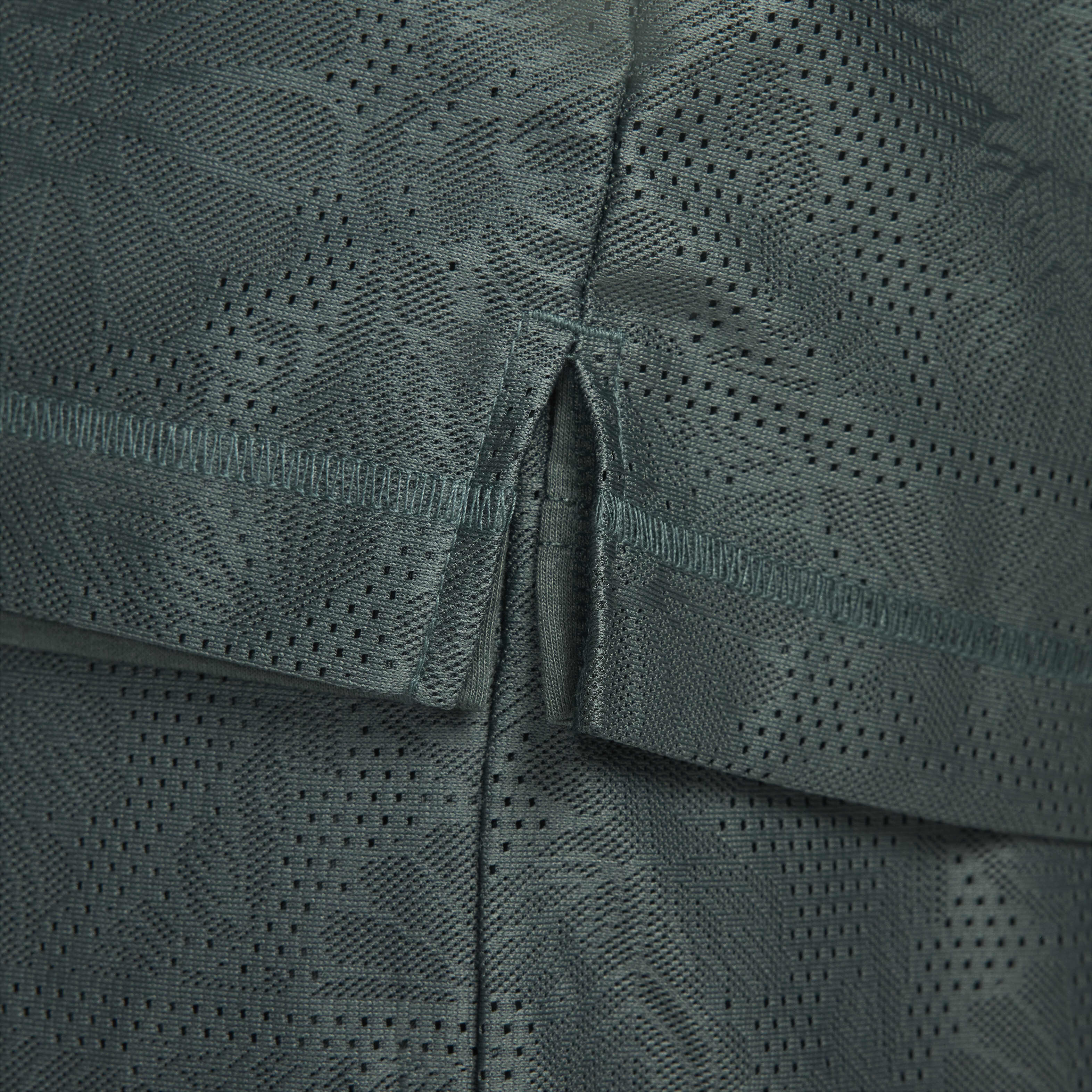 Nike Standard Issue image number 4