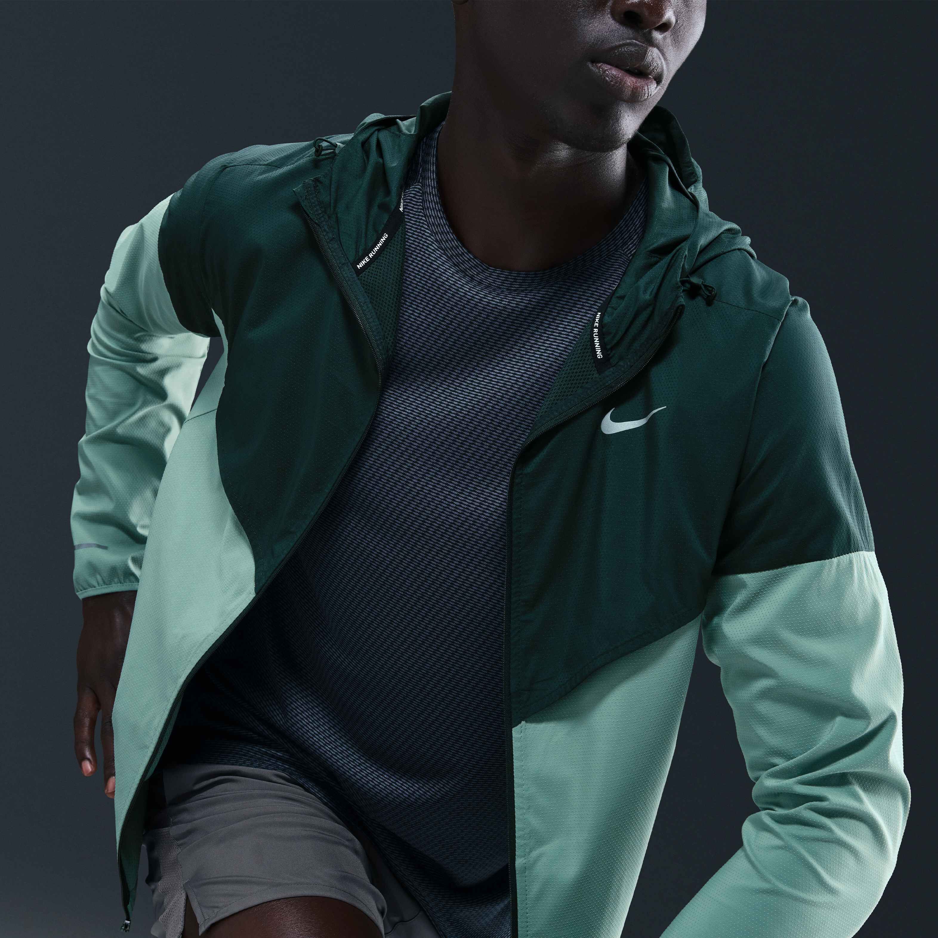 نايكي ايمبوسبلي لايت ويندرانر image number 2