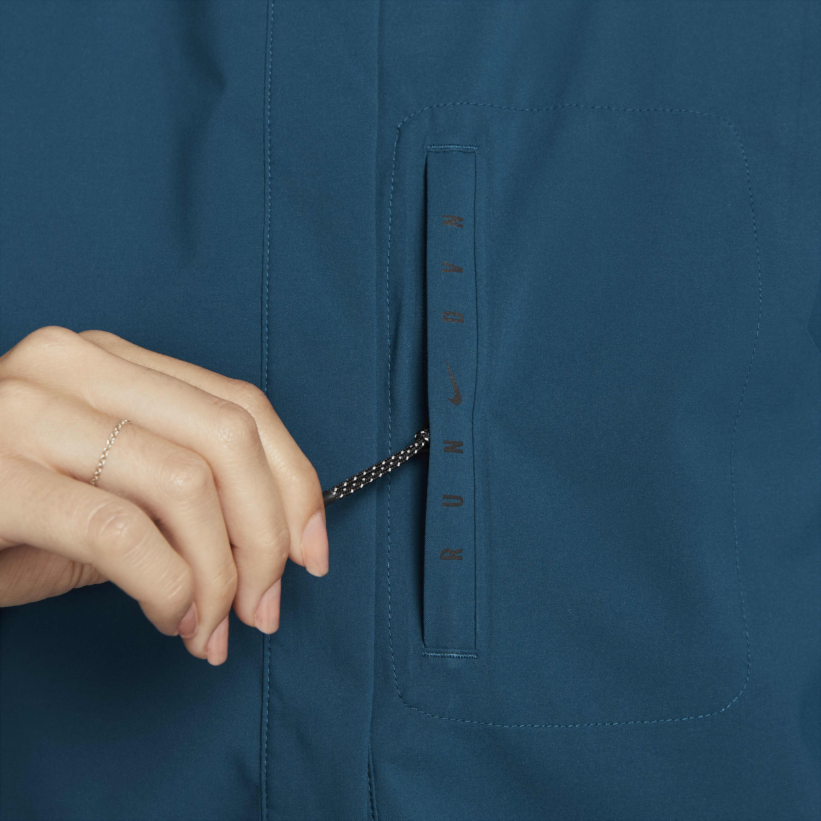 Nike Storm-FIT Run Division image number 3