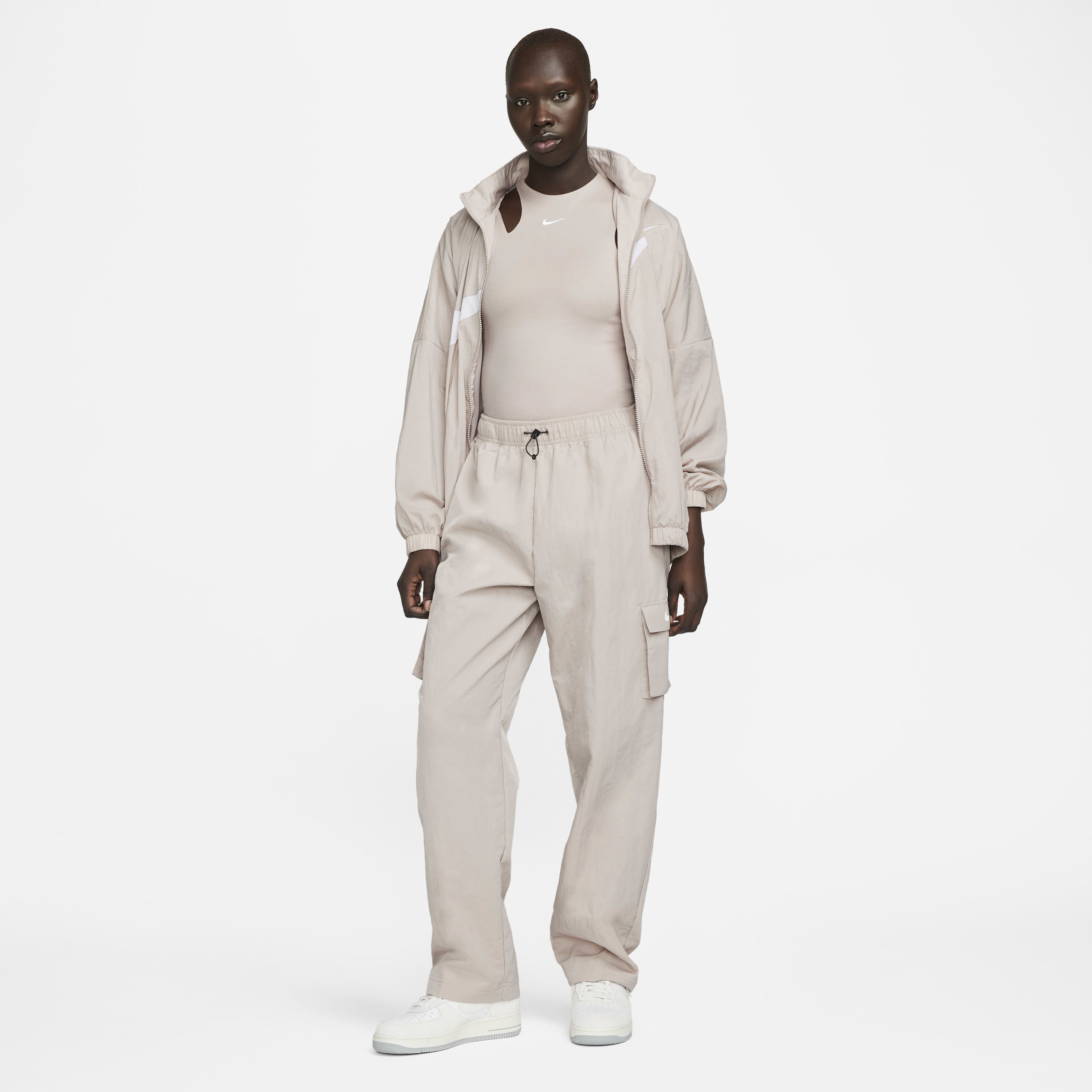 Nike Sportswear Essential image number 4