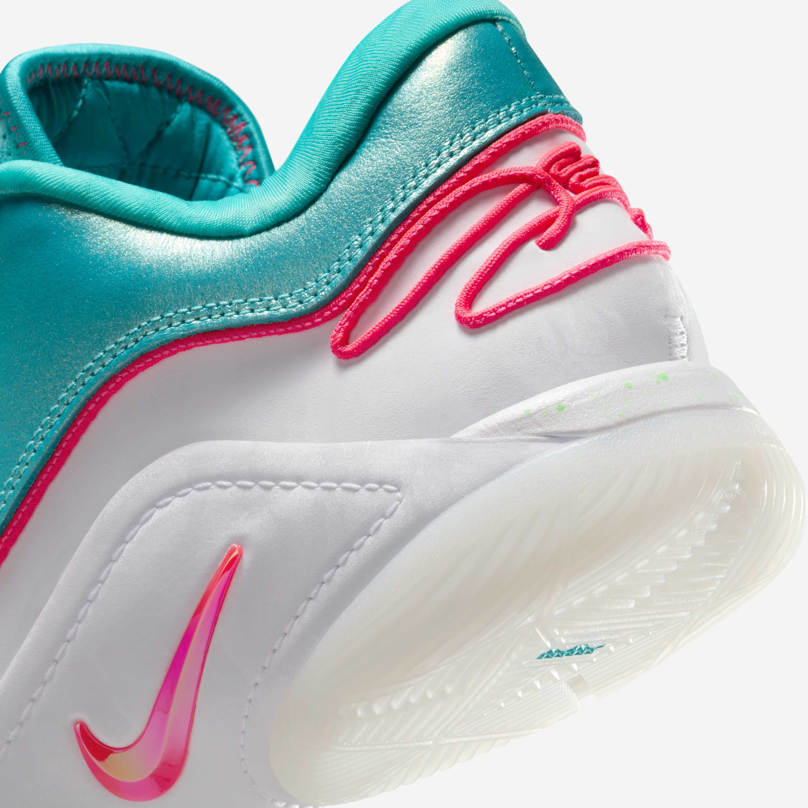 ليبرون XXII 'لايم لايت' image number 7