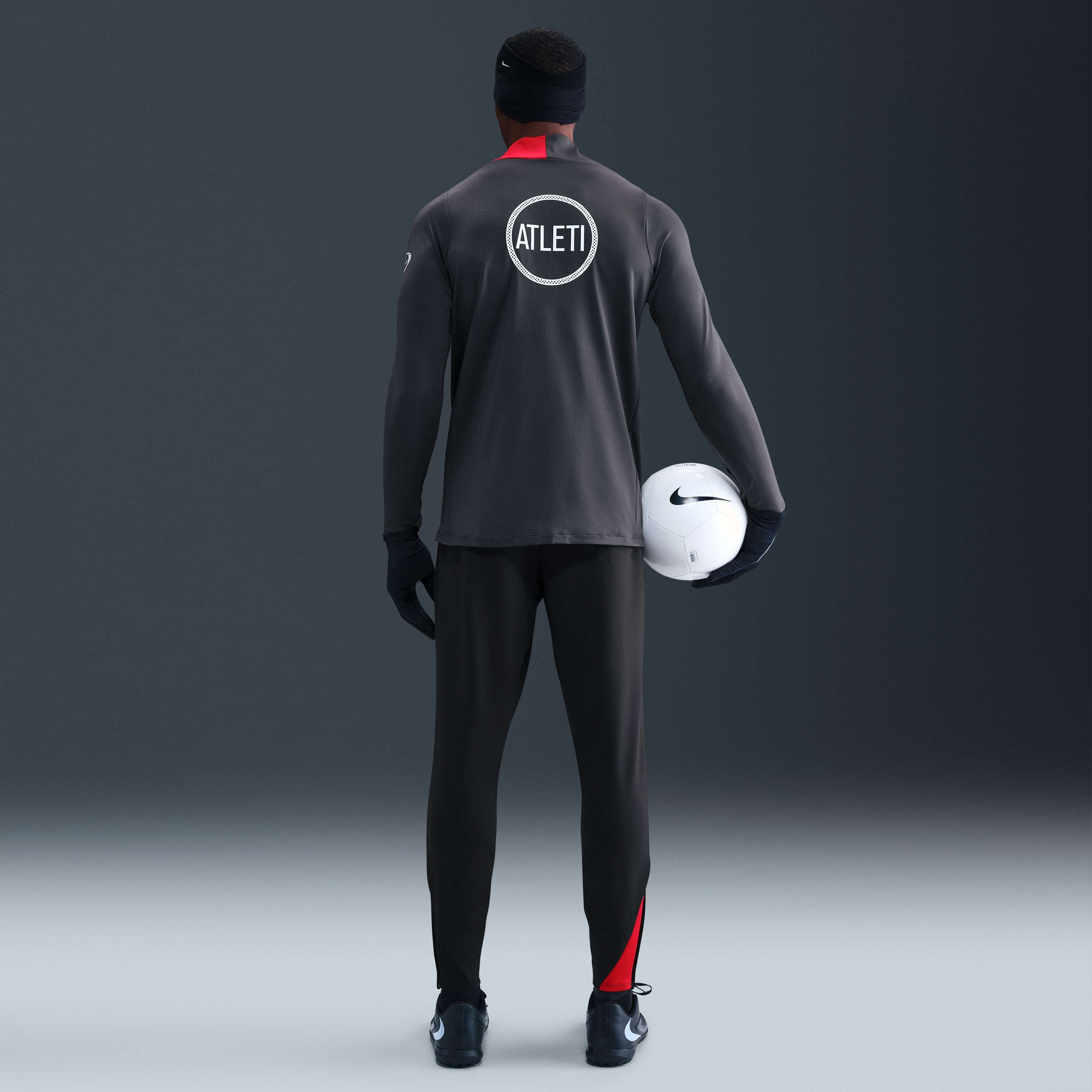 Atl&eacute;tico Madrid Strike Third image number 4