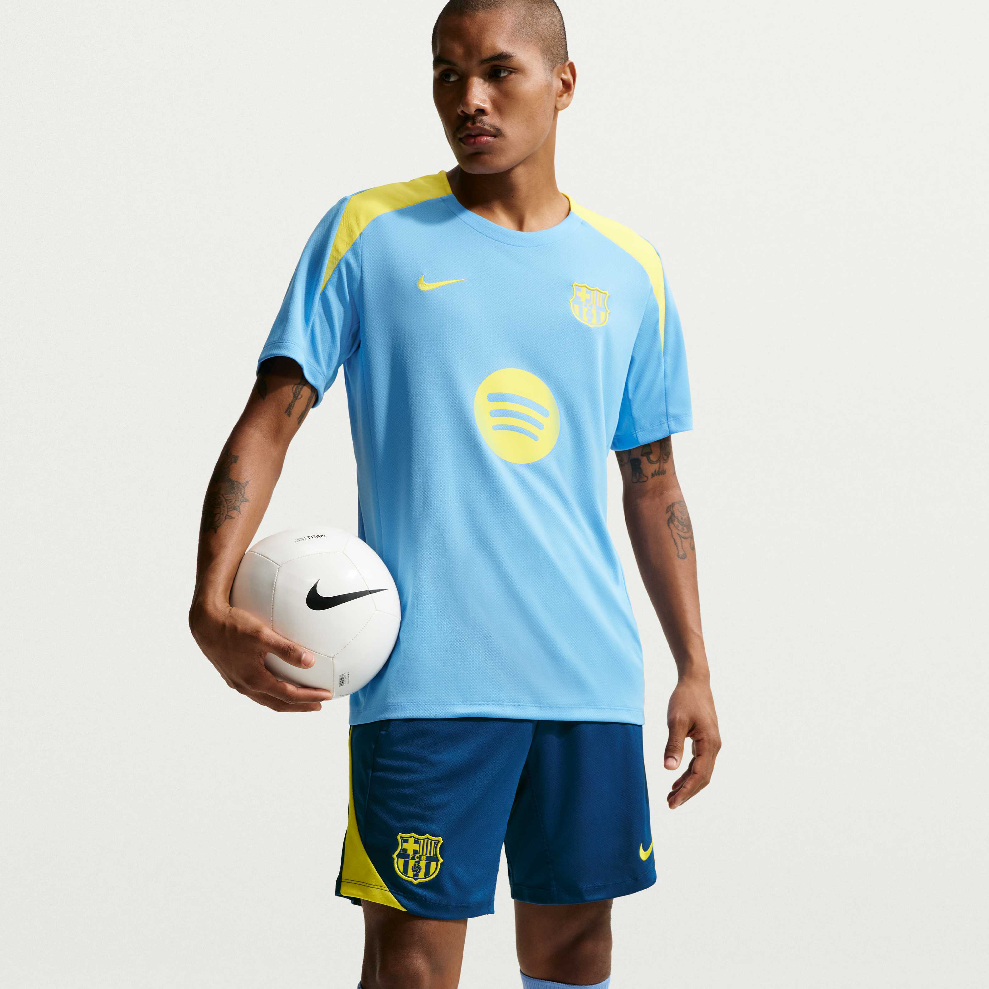 F.C. Barcelona Strike SE image number 3