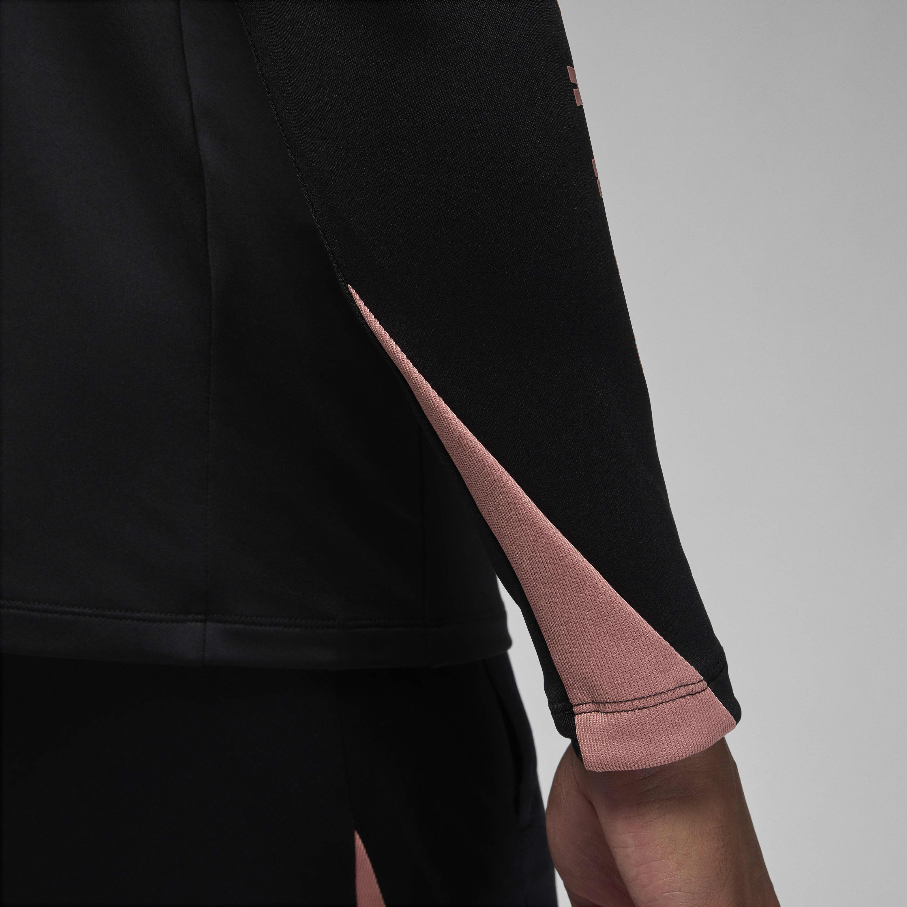 Paris Saint-Germain Strike Third image number 7