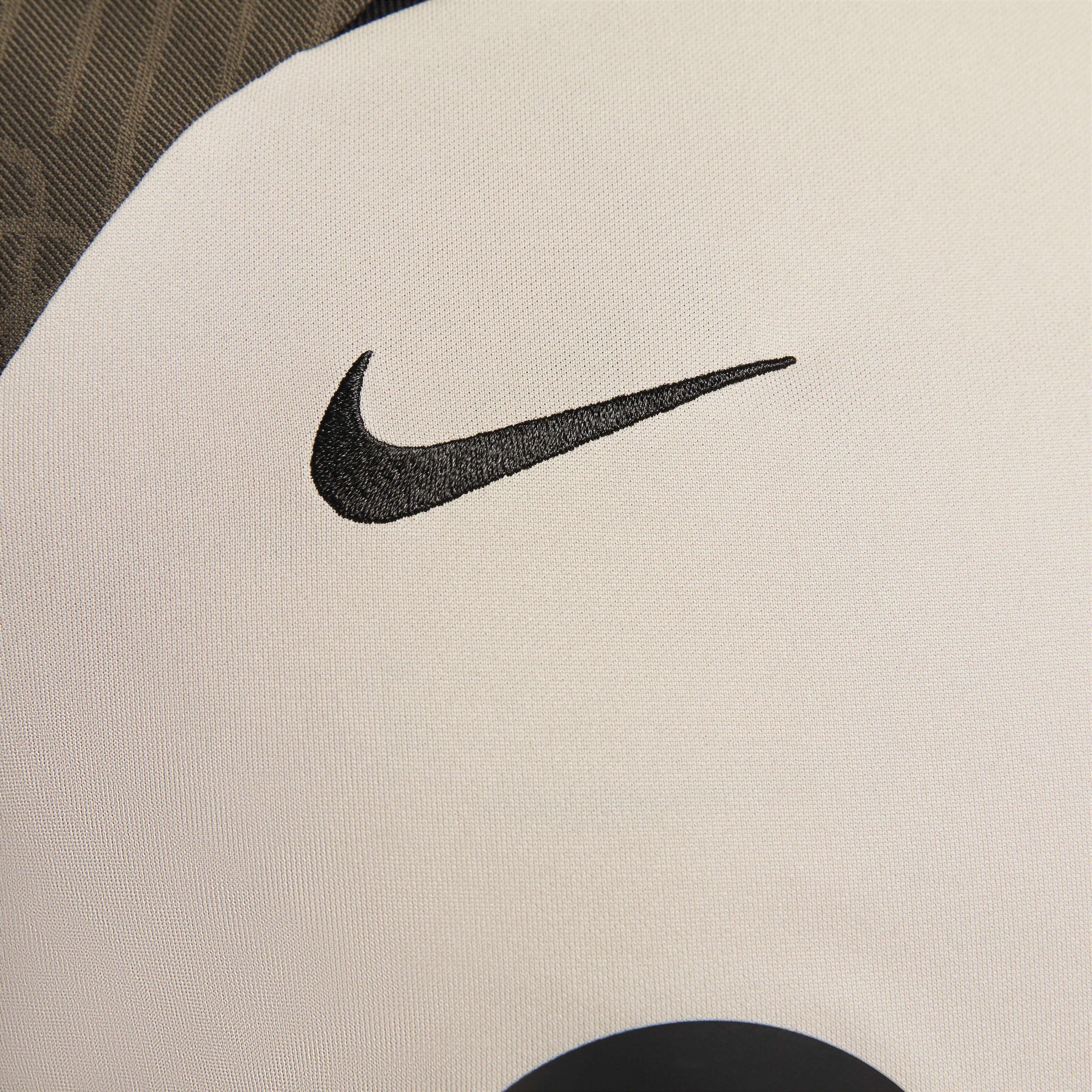 F.C. Barcelona Strike image number 4