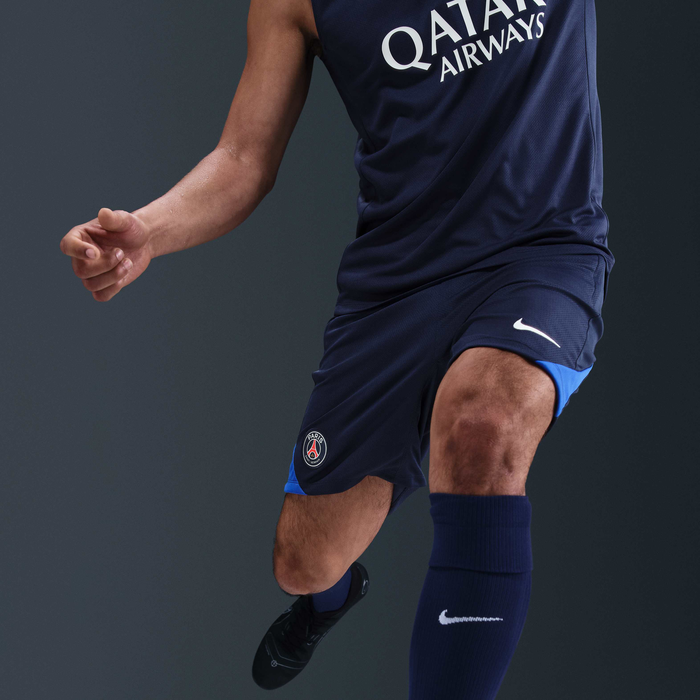 Paris Saint-Germain Strike image number 4 Paris Saint-Germain Strike image number 4