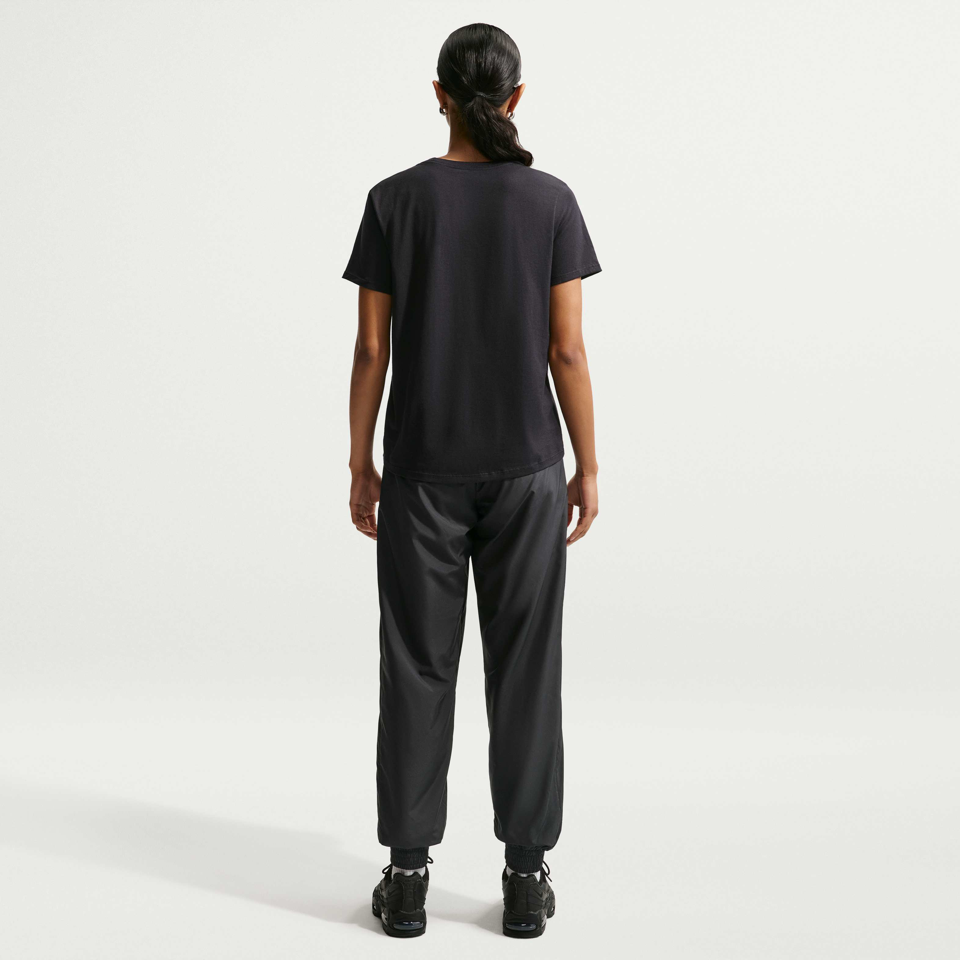 تيشيرت سبورتسوير اسنشال لوجو image number 4