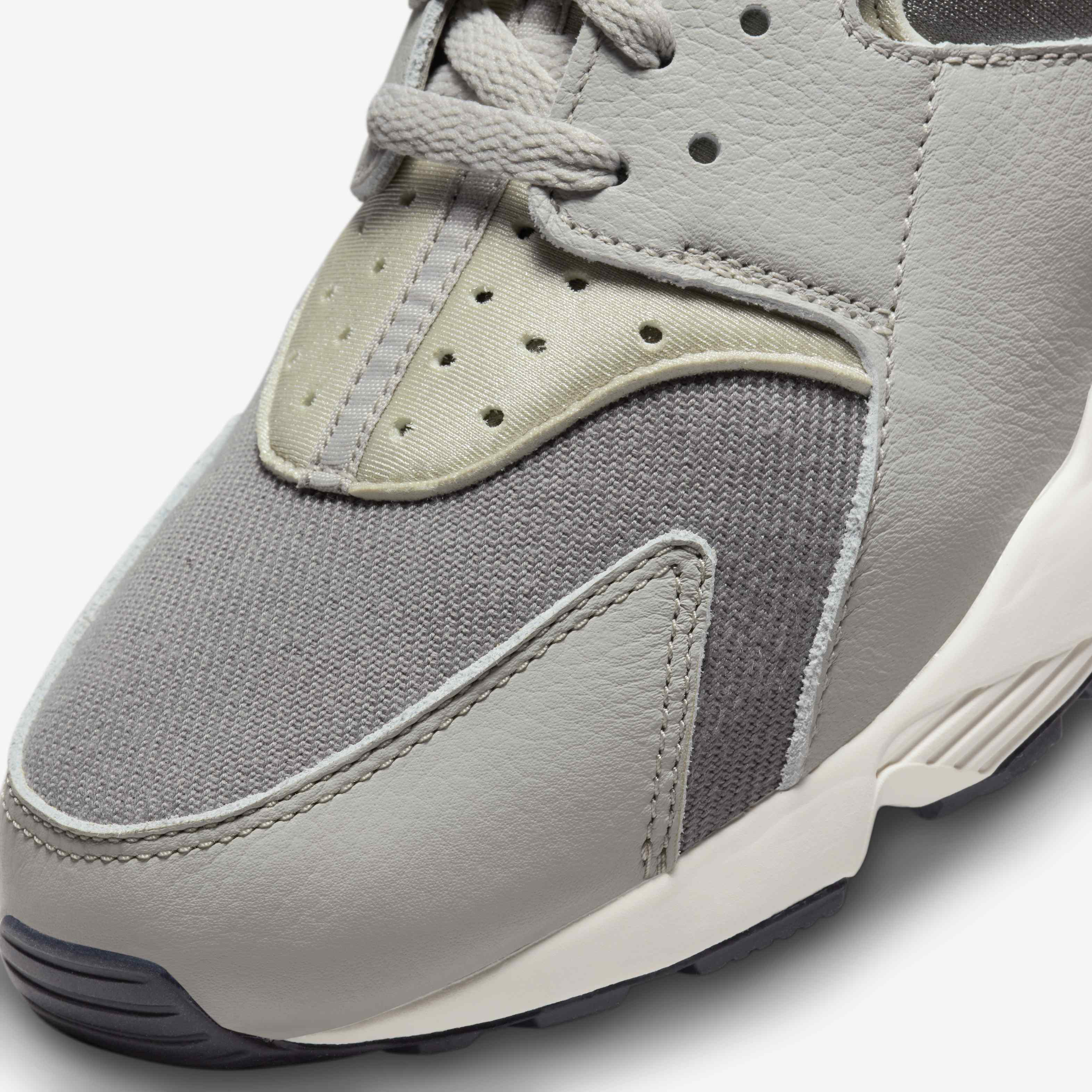 Nike Air Huarache image number 7