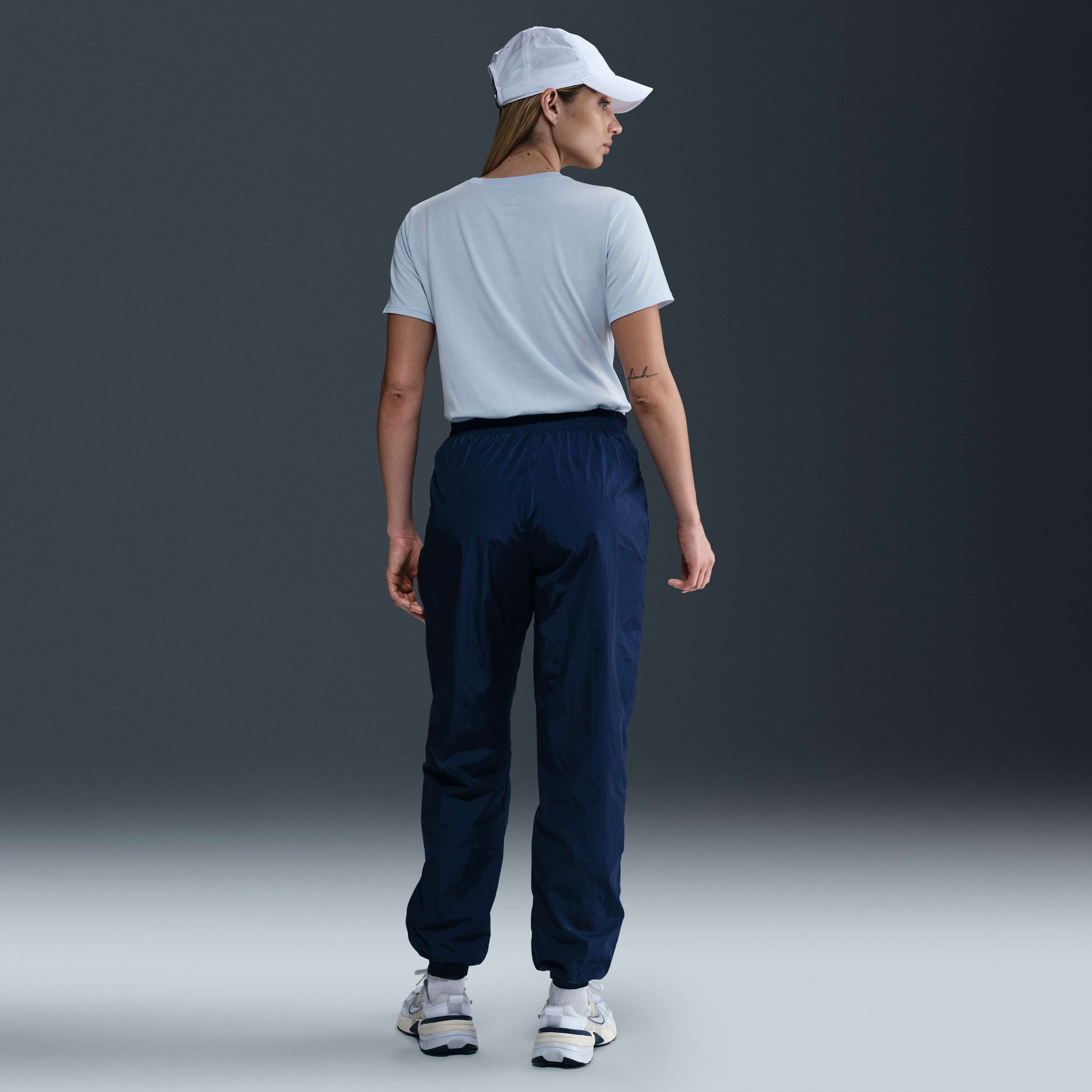 نايكي سبورتسوير كلوب ايسنشالز image number 4