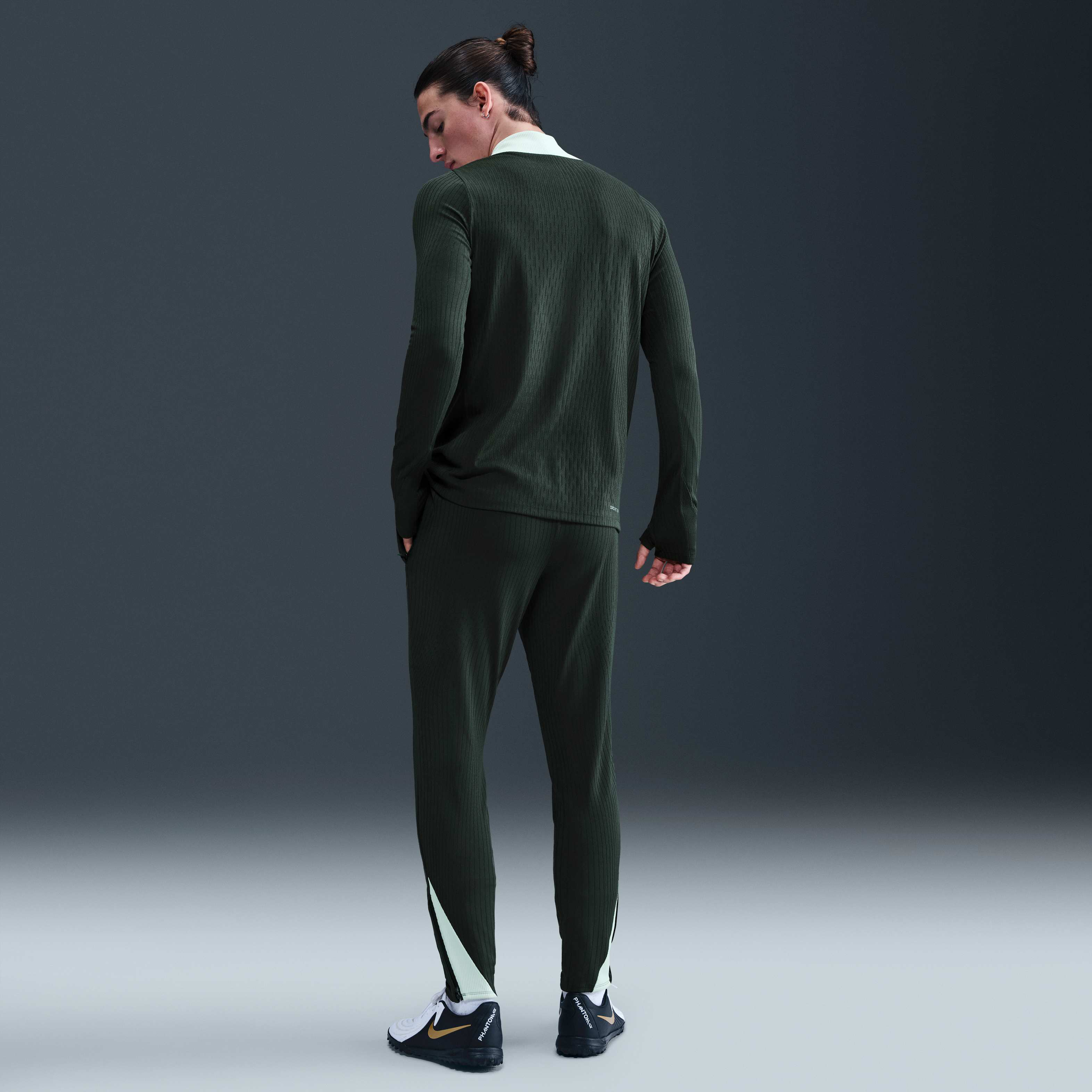 Chelsea F.C. Strike Elite image number 3