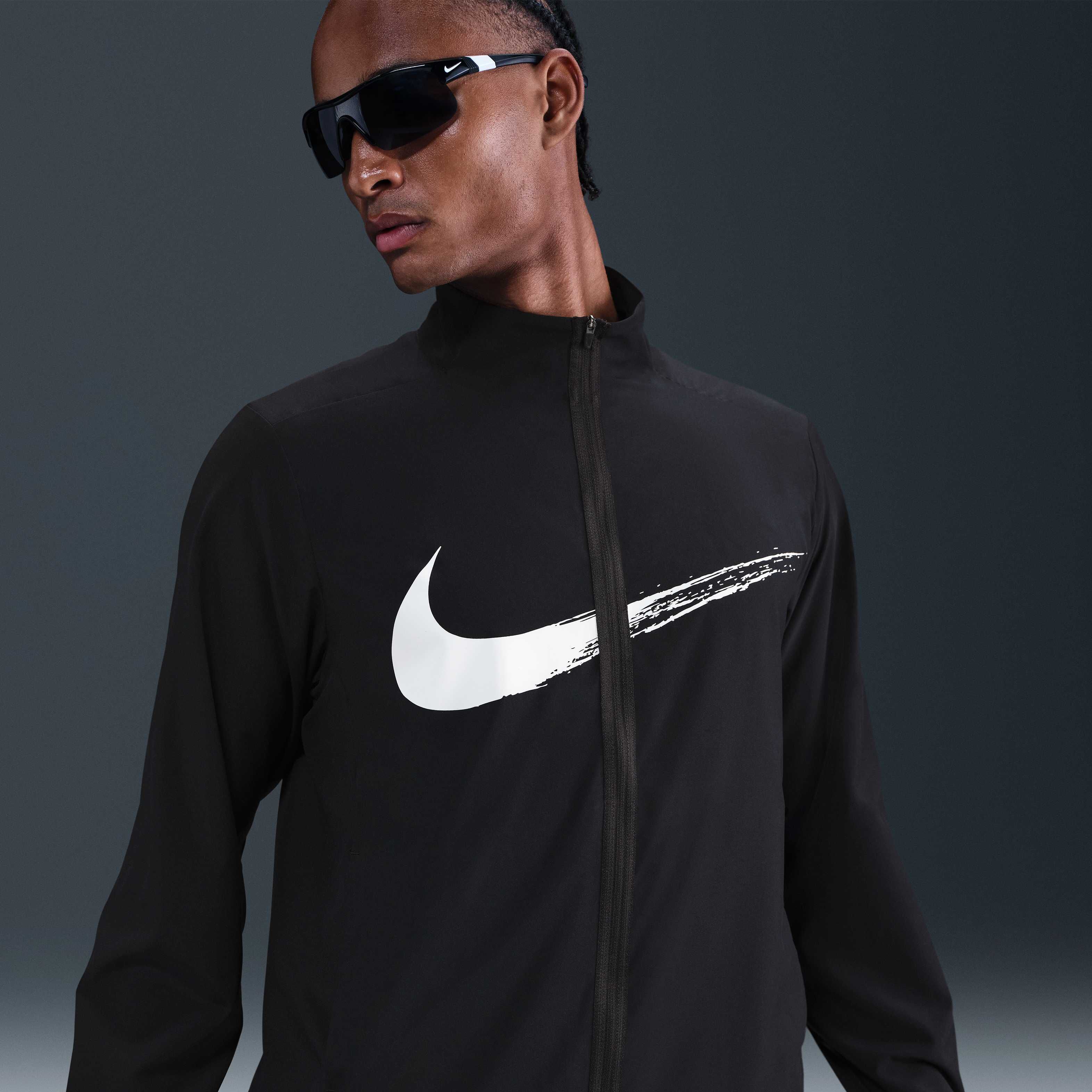 Buy Nike Form Men's Dri-FIT Versatile Jacket - Black/White @ Nike