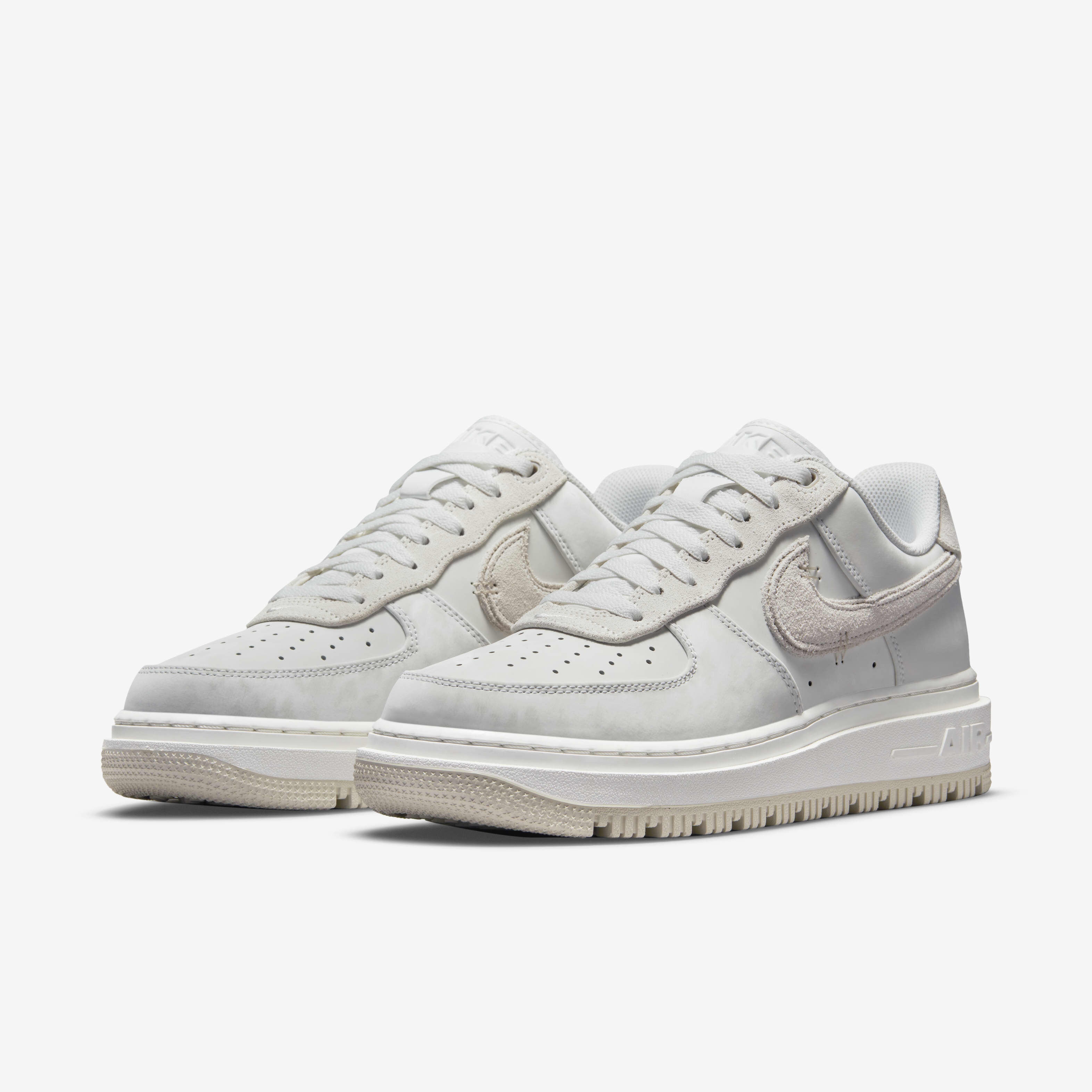 Nike Air Force 1 Luxe image number 4