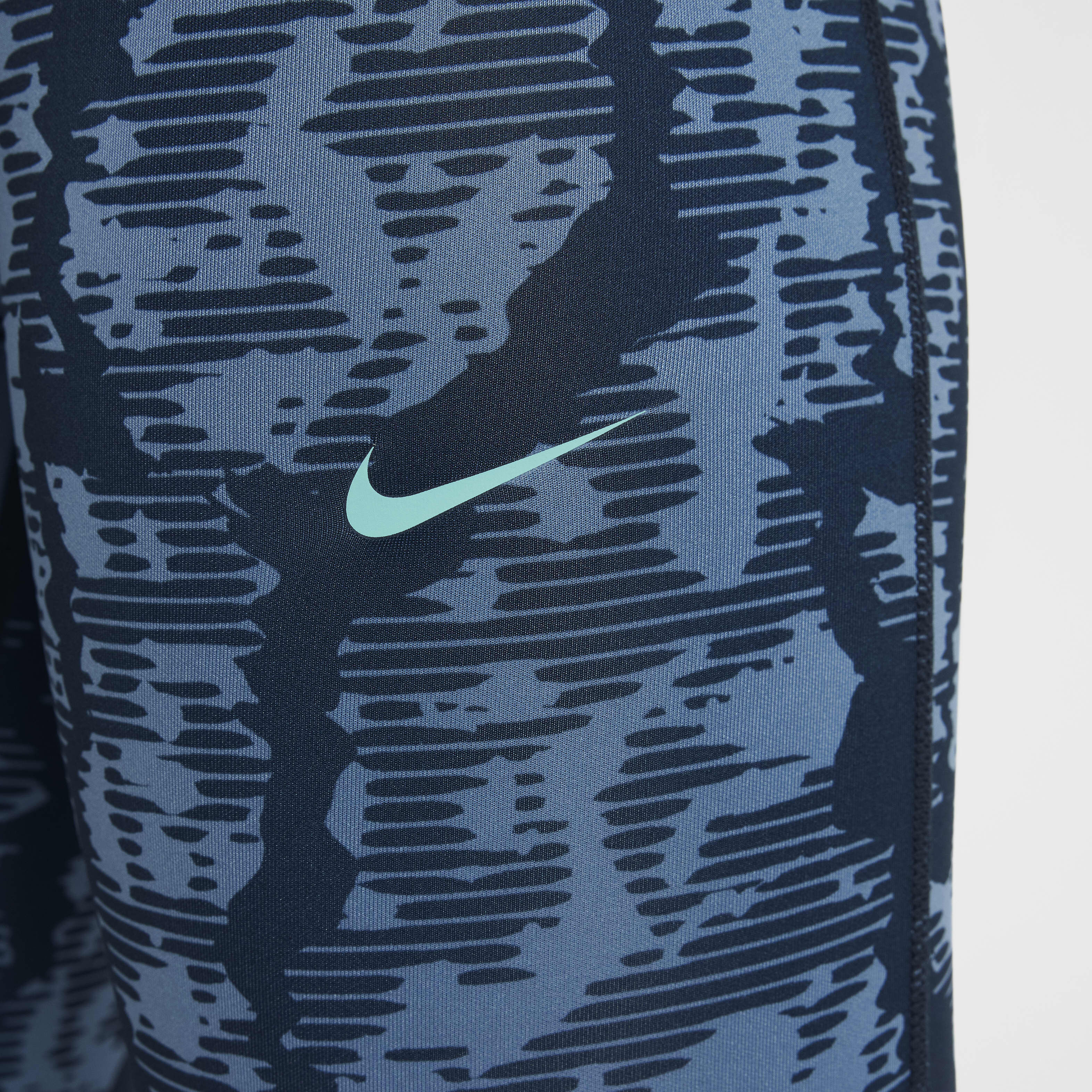Nike Pro image number 3