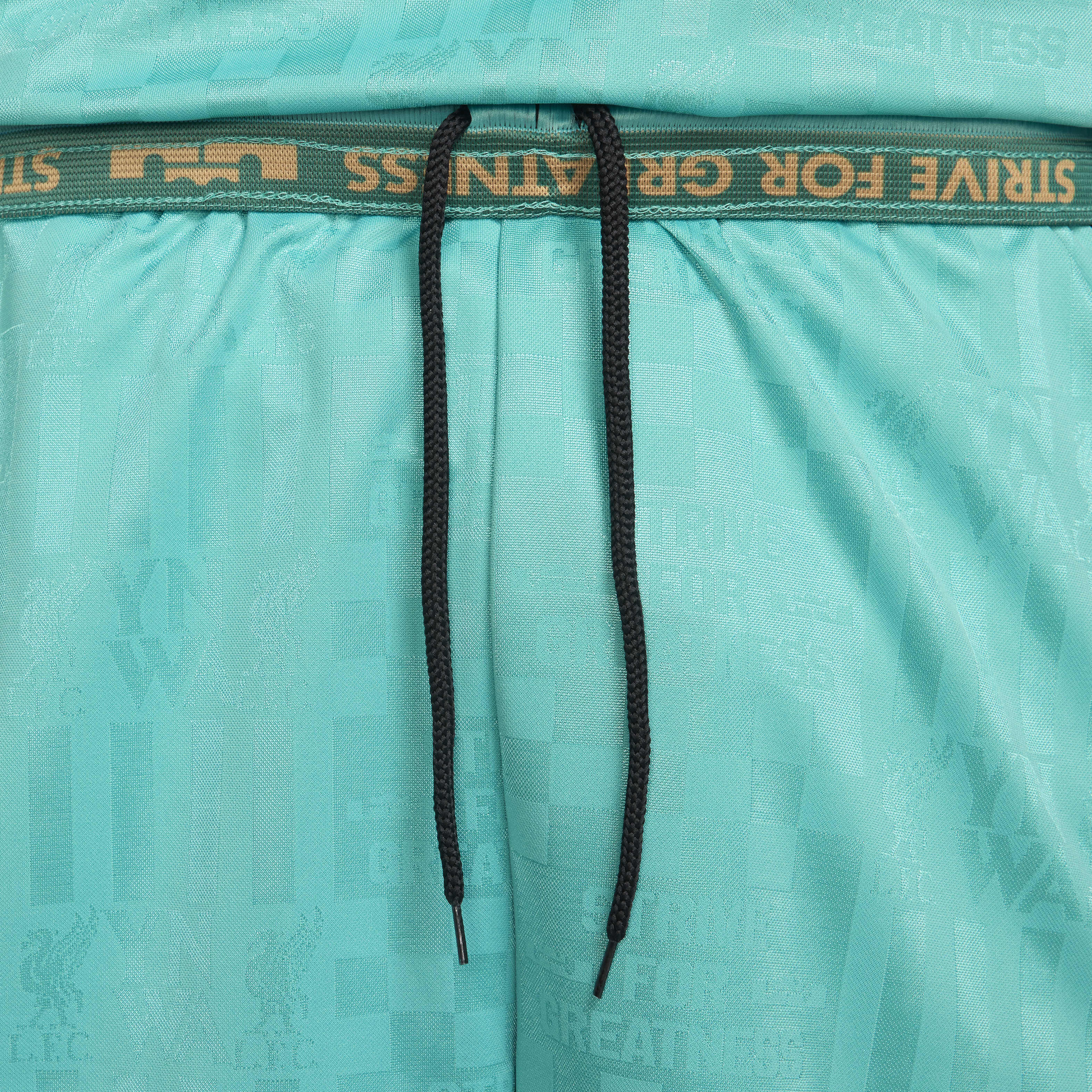 ليبرون x ليفربول F.C. image number 3