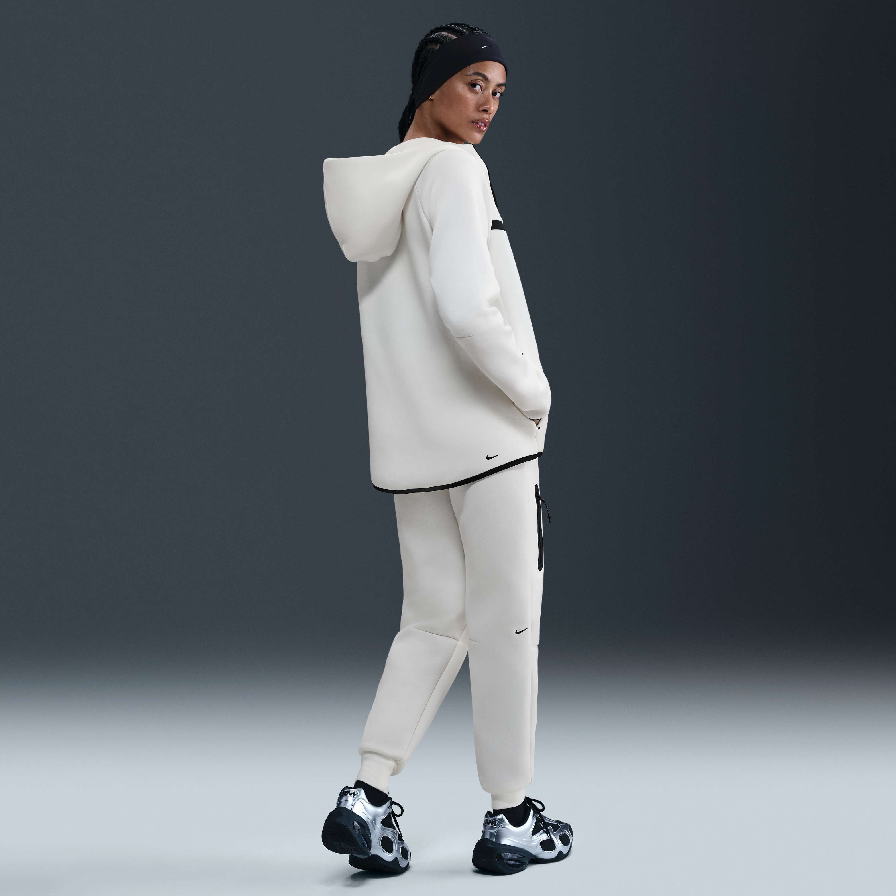 نايكي سبورتسوير تك فليس ويندرانر image number 4