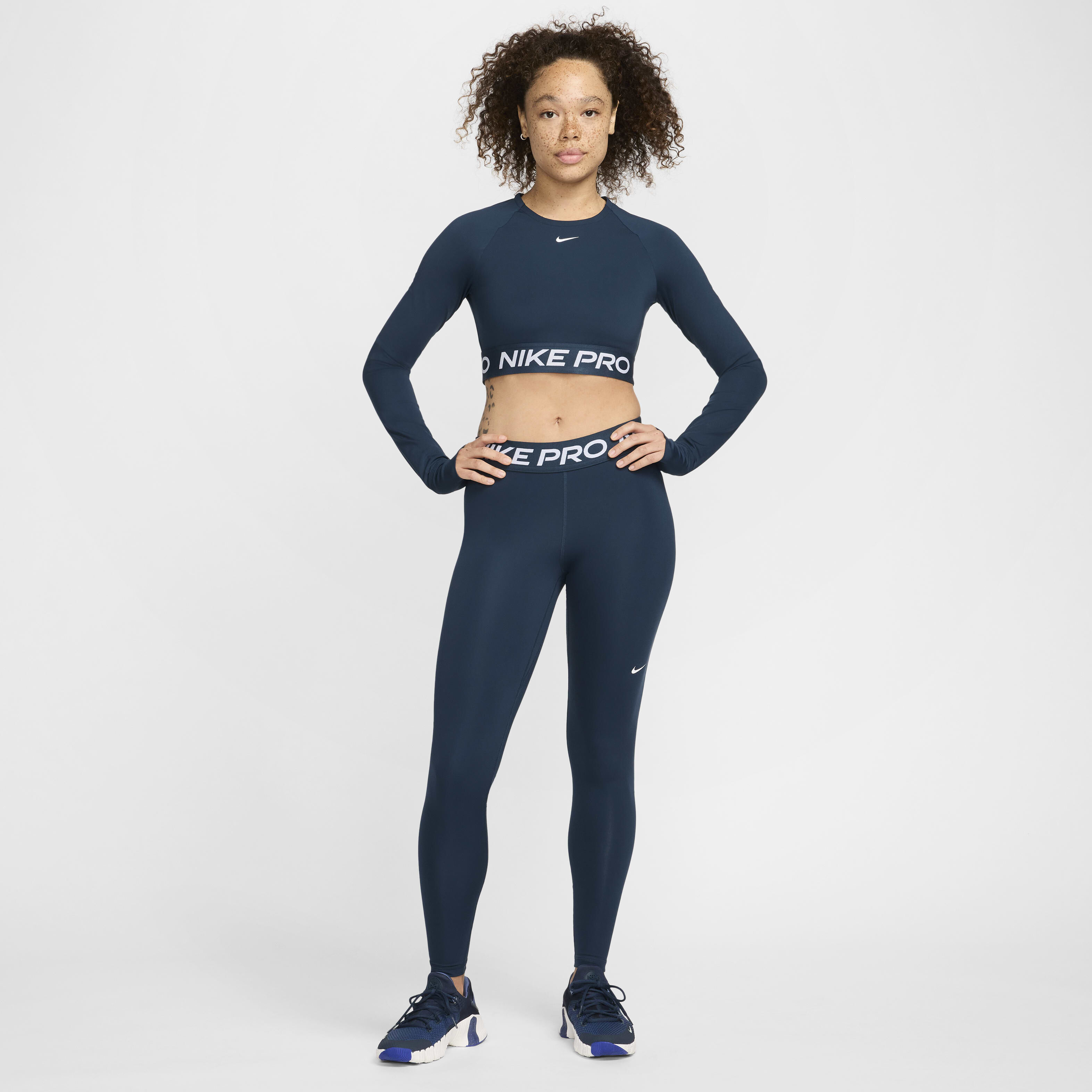 Nike pro women's mid rise training crops deals