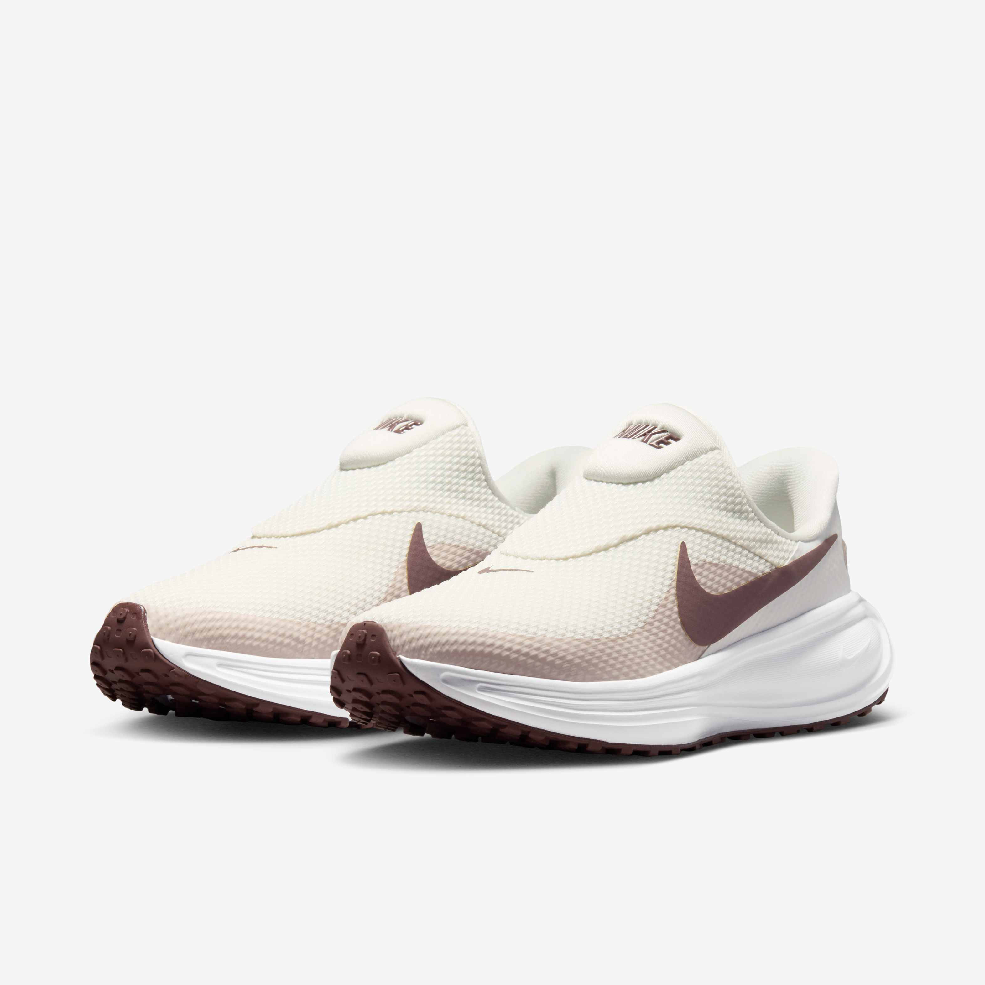 Nike Revolution 8 EasyOn image number 4