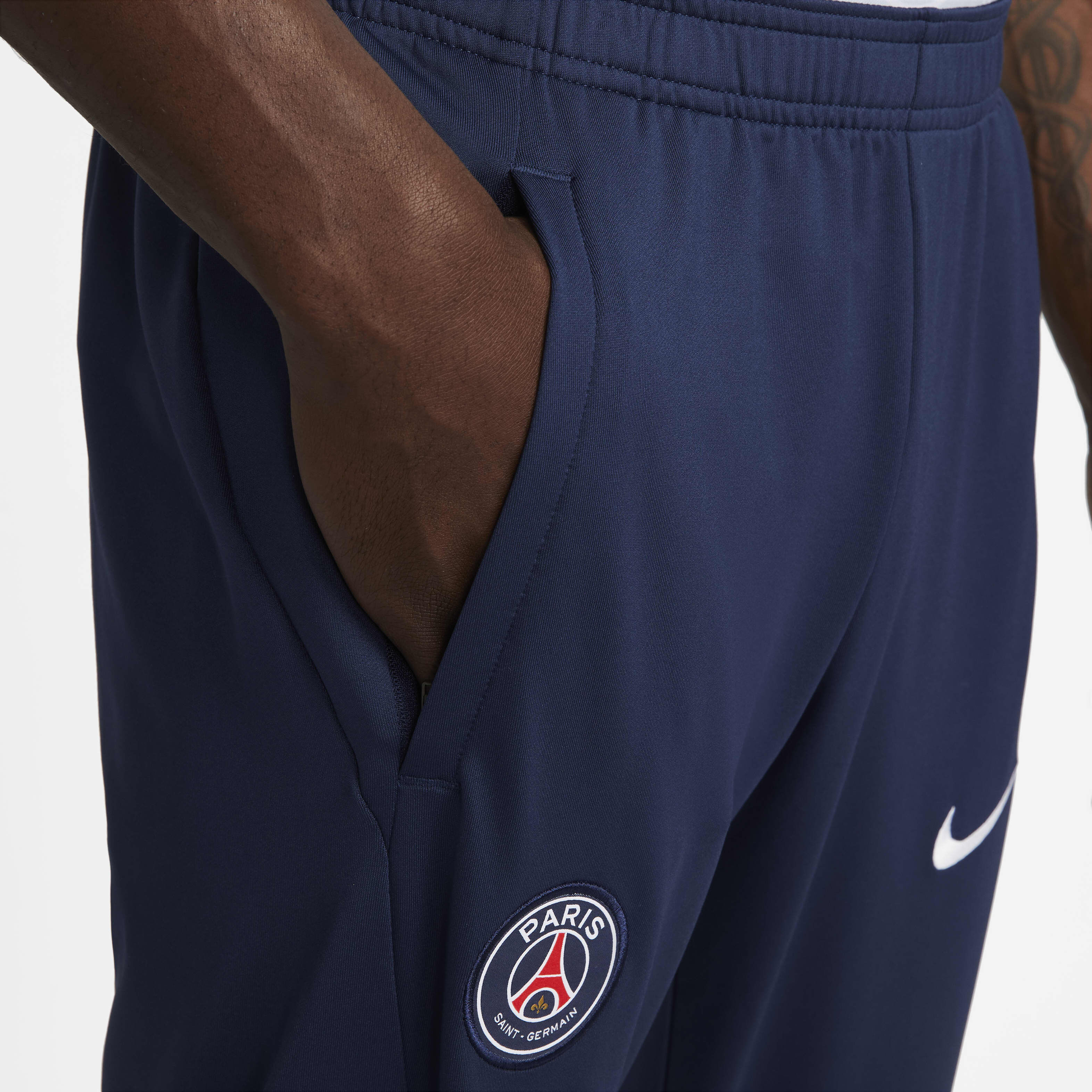Paris Saint-Germain Strike image number 2