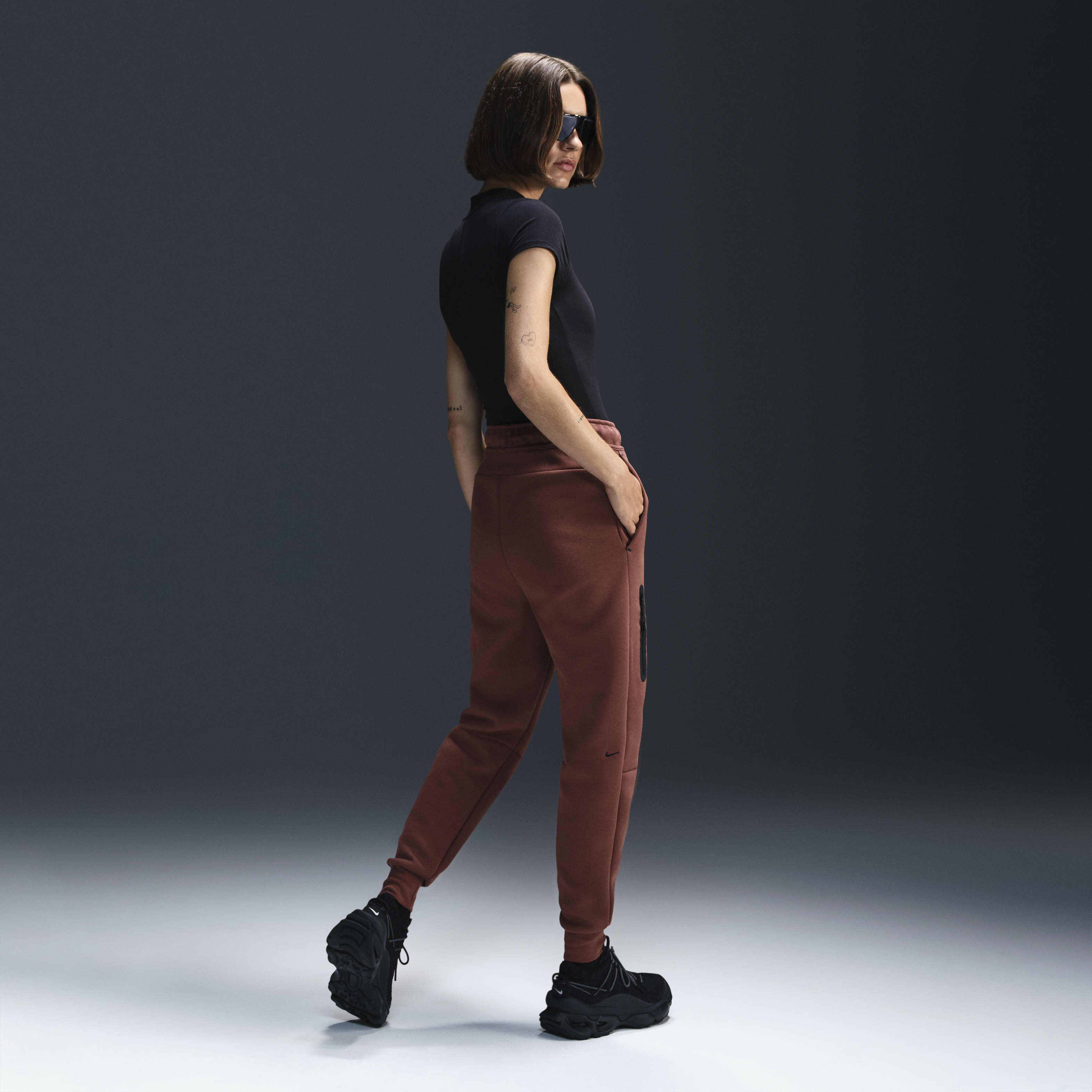 Nike tech fleece joggers burgundy hotsell